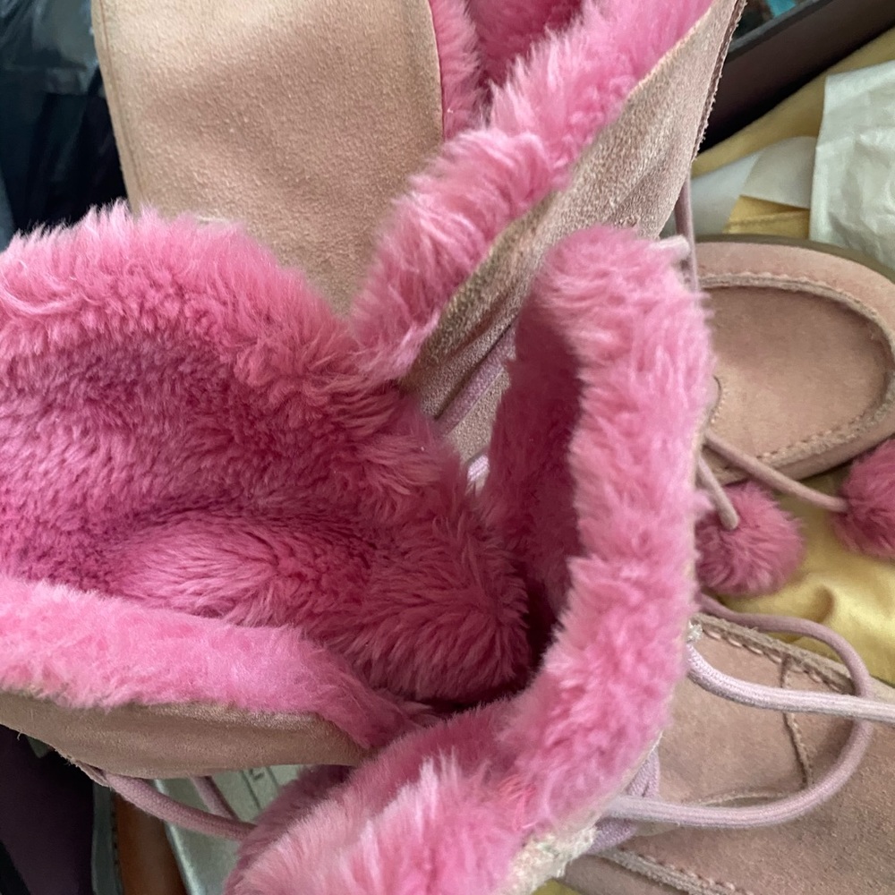Pink and suede fur boots with Pom Pom.